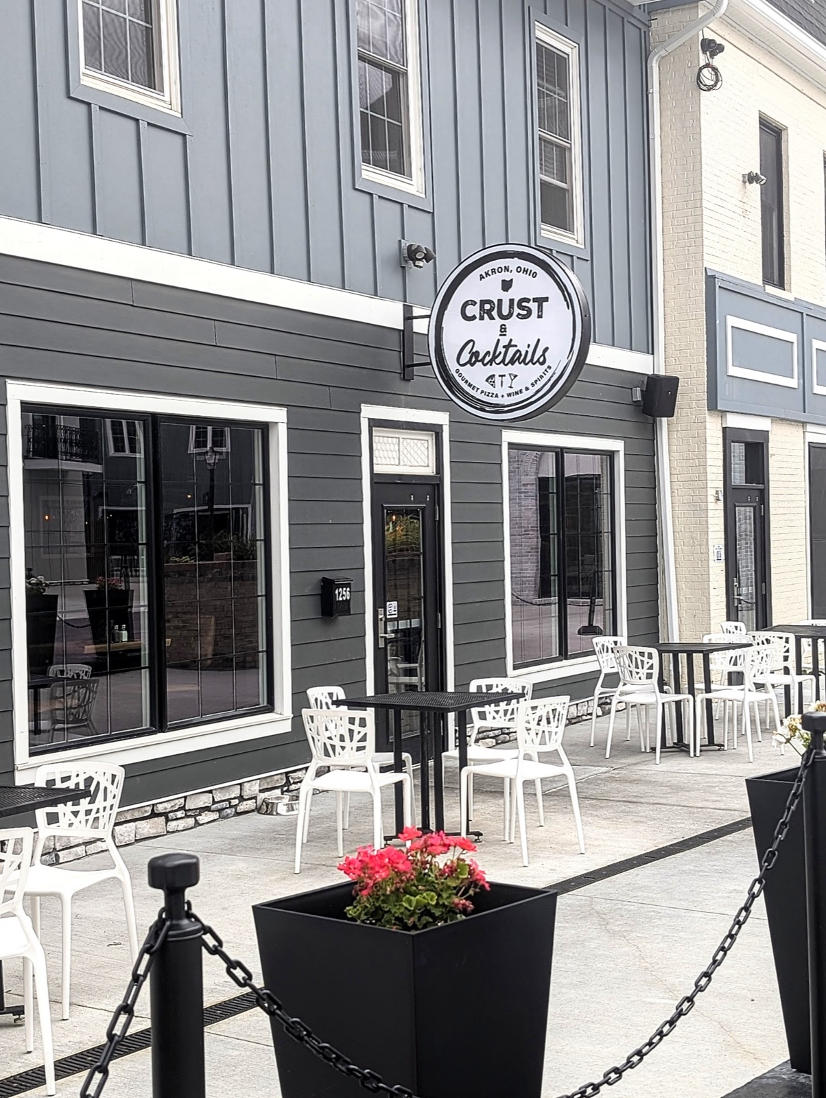 The patio at Crust & Cocktails in Liberty Commons